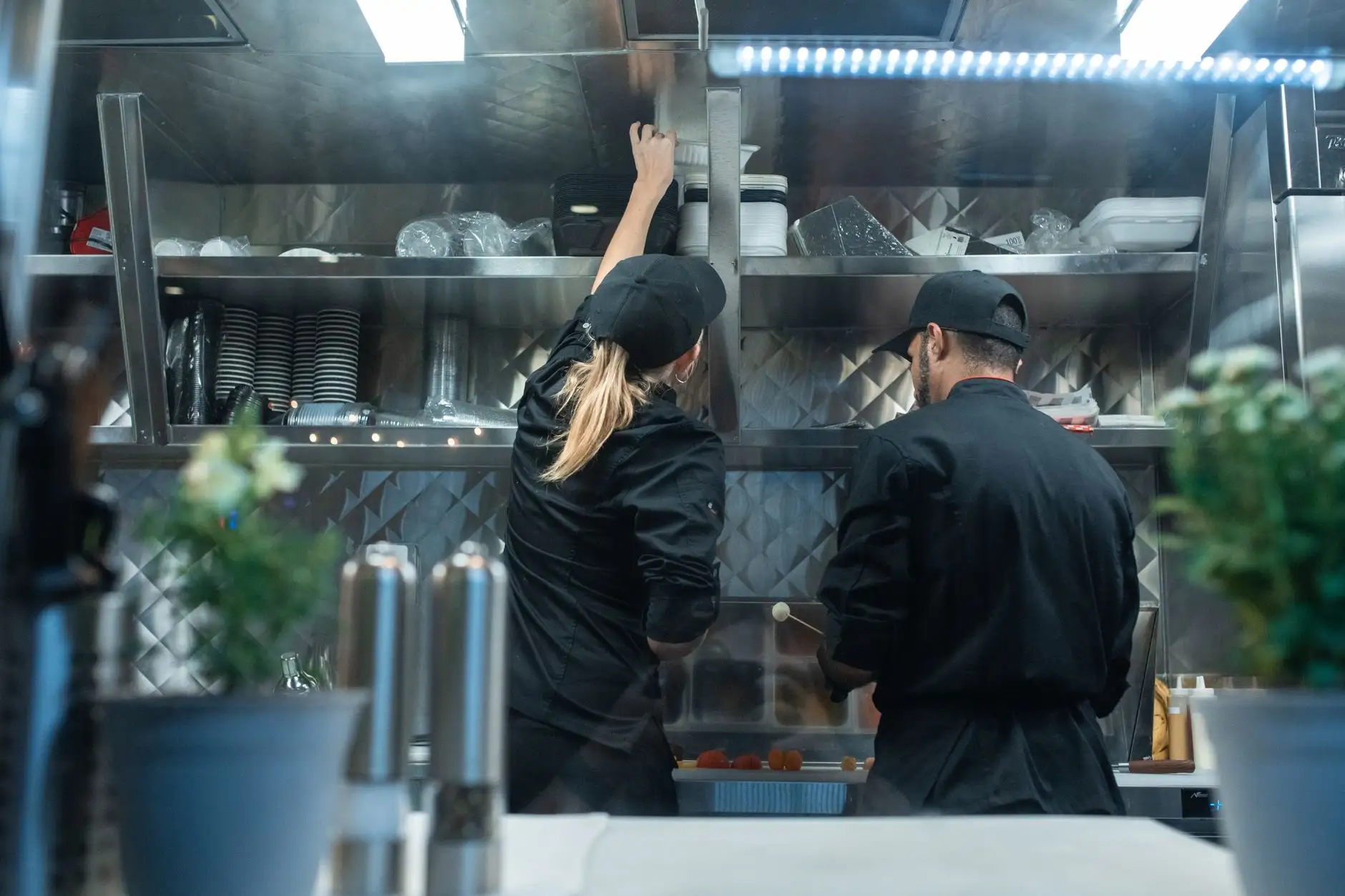 企事业团餐托管服务对比：如何选择适合的餐饮管理方案