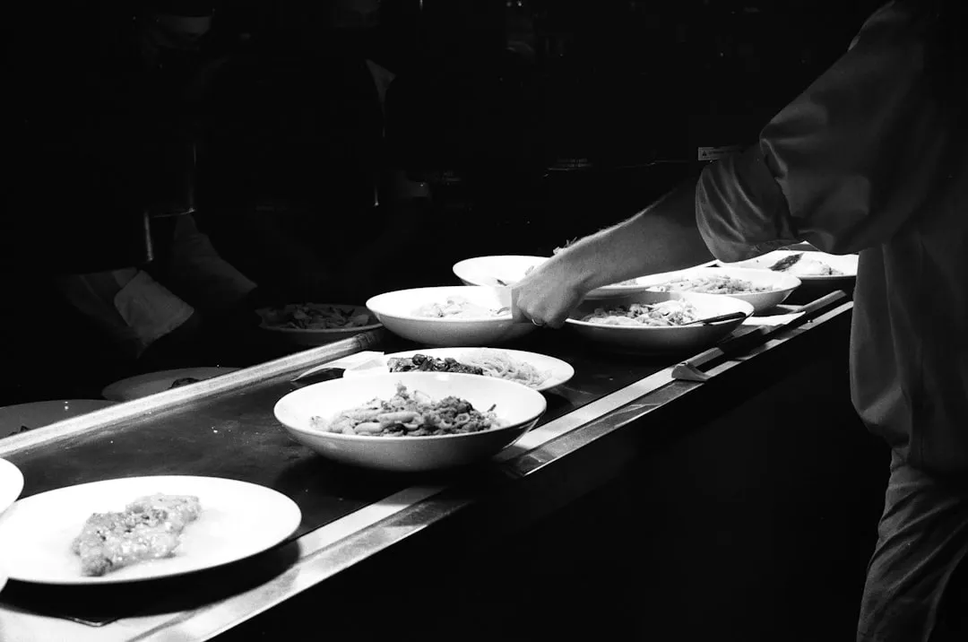 企业团餐服务托管方案对比：食堂承包与自主运营优劣分析正文配图 2